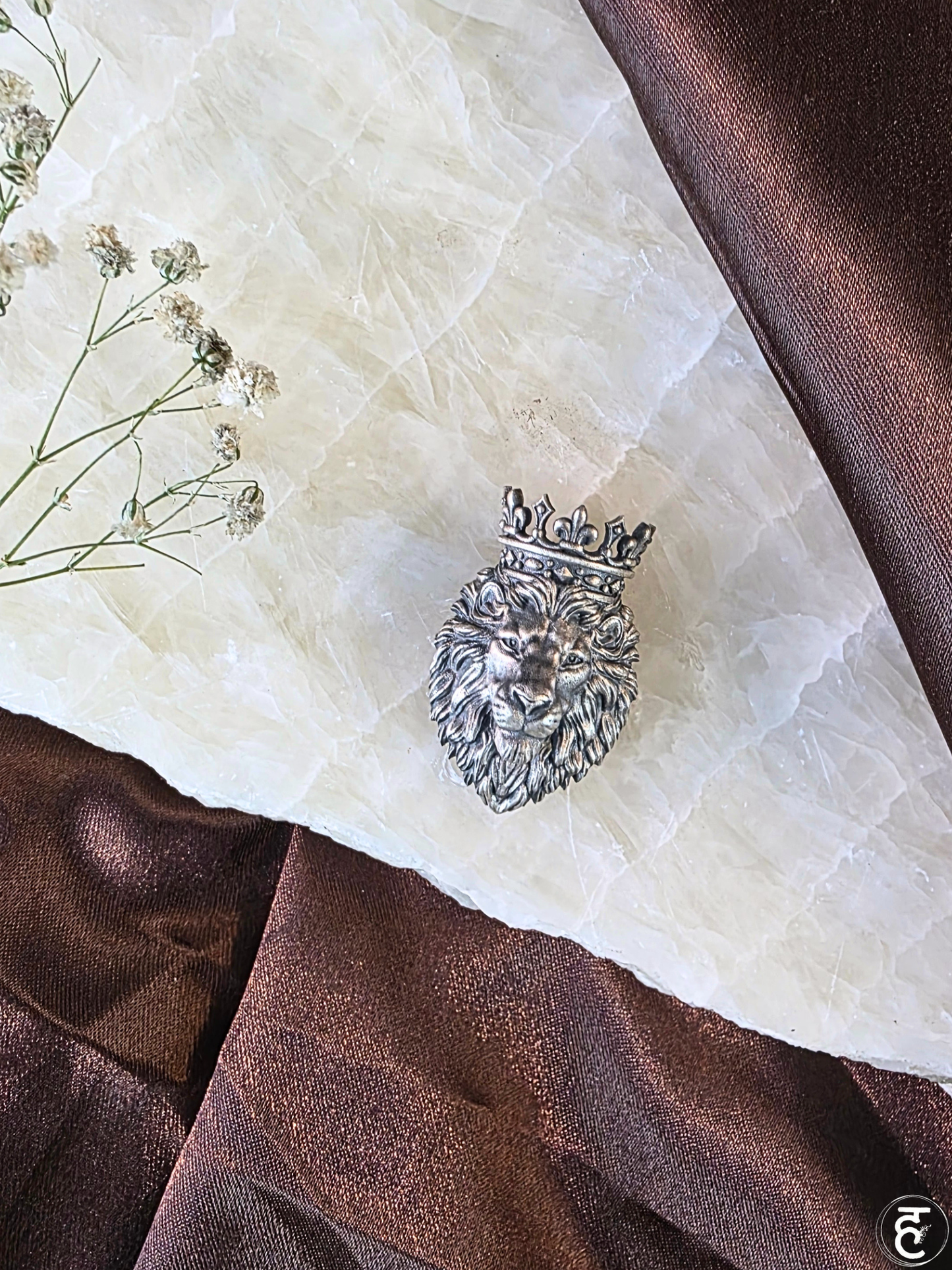 Rajsi Lion Button Cover