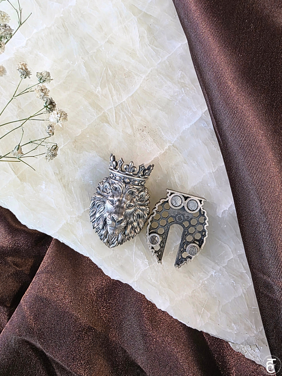 Rajsi Lion Button Cover